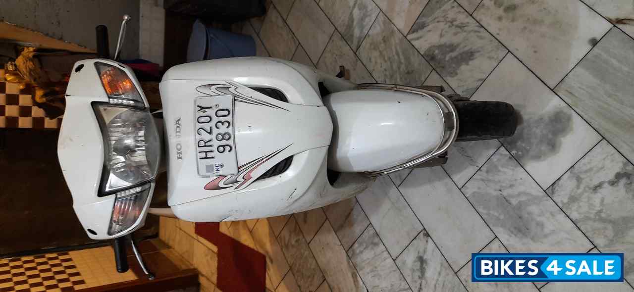 P S White Honda Activa