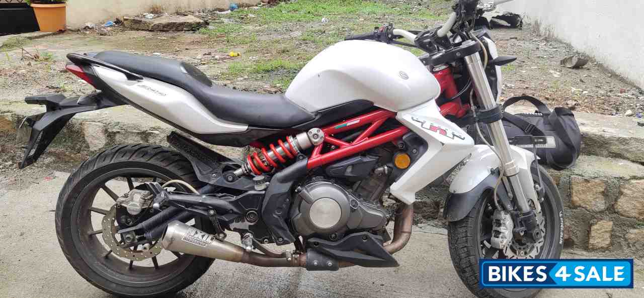 White Benelli TNT 300