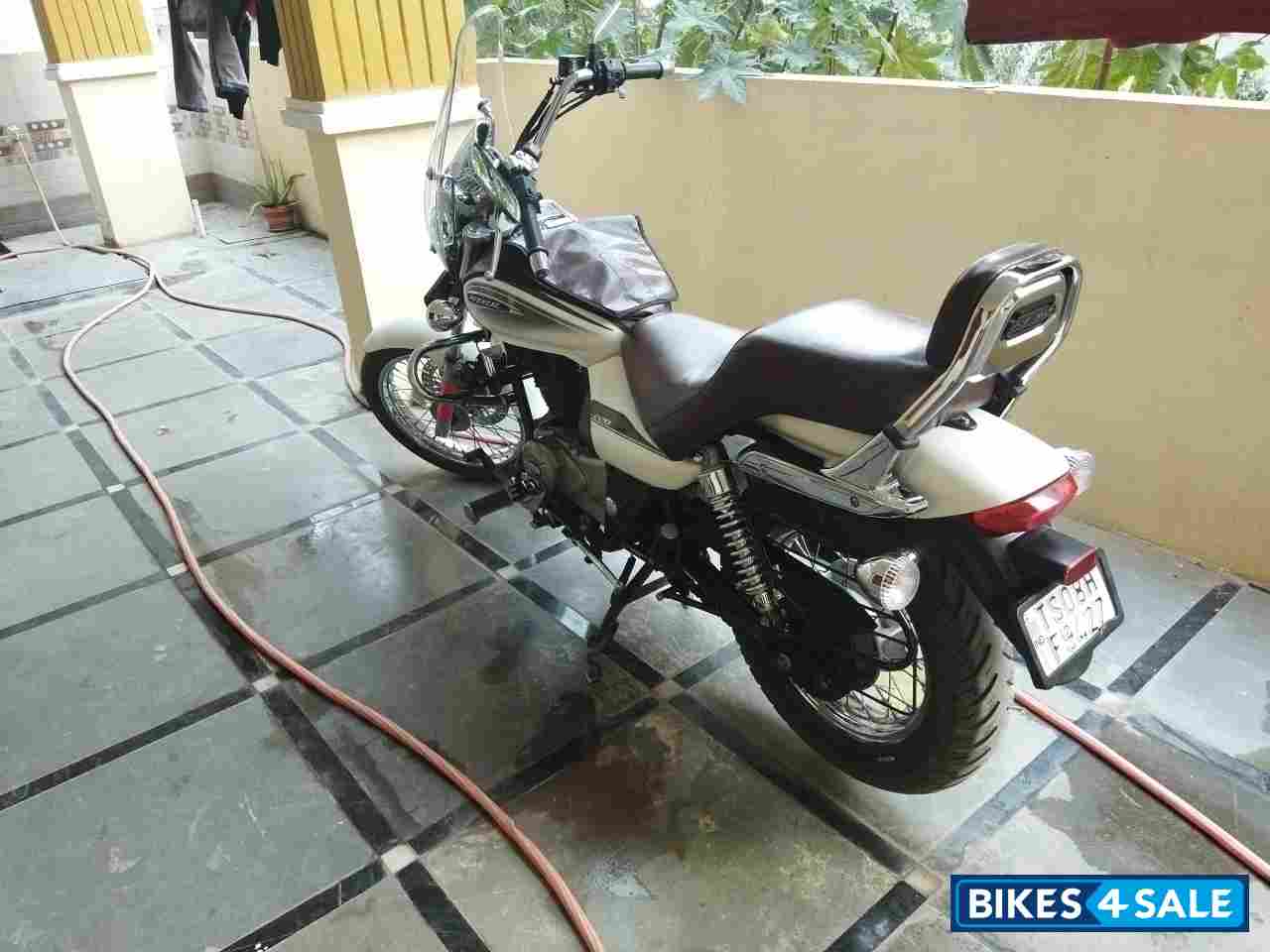 Moon White Bajaj Avenger Cruise 220 BS6 Moon White Bajaj Avenger Cruise 220 BS6