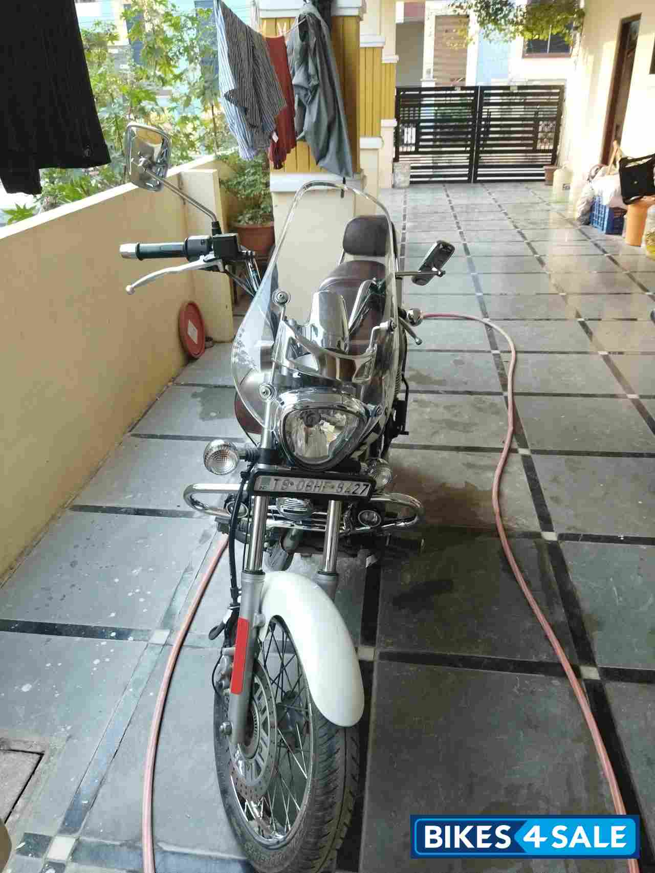 Moon White Bajaj Avenger Cruise 220 BS6 Moon White Bajaj Avenger Cruise 220 BS6