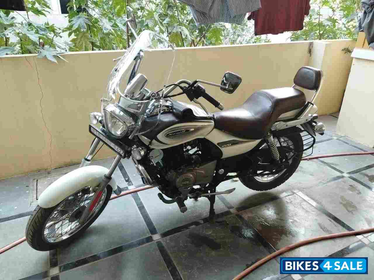 Moon White Bajaj Avenger Cruise 220 BS6 Moon White Bajaj Avenger Cruise 220 BS6
