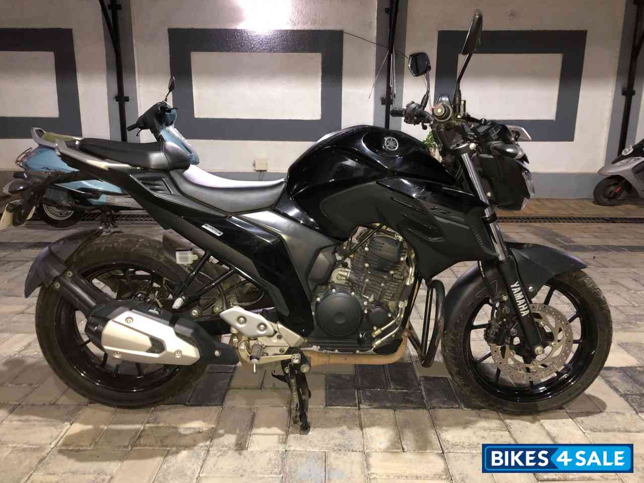 Black Yamaha FZS 25