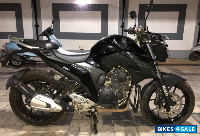 Black Yamaha FZS 25