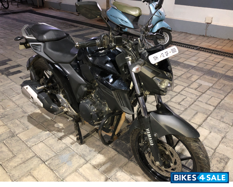 Black Yamaha FZS 25