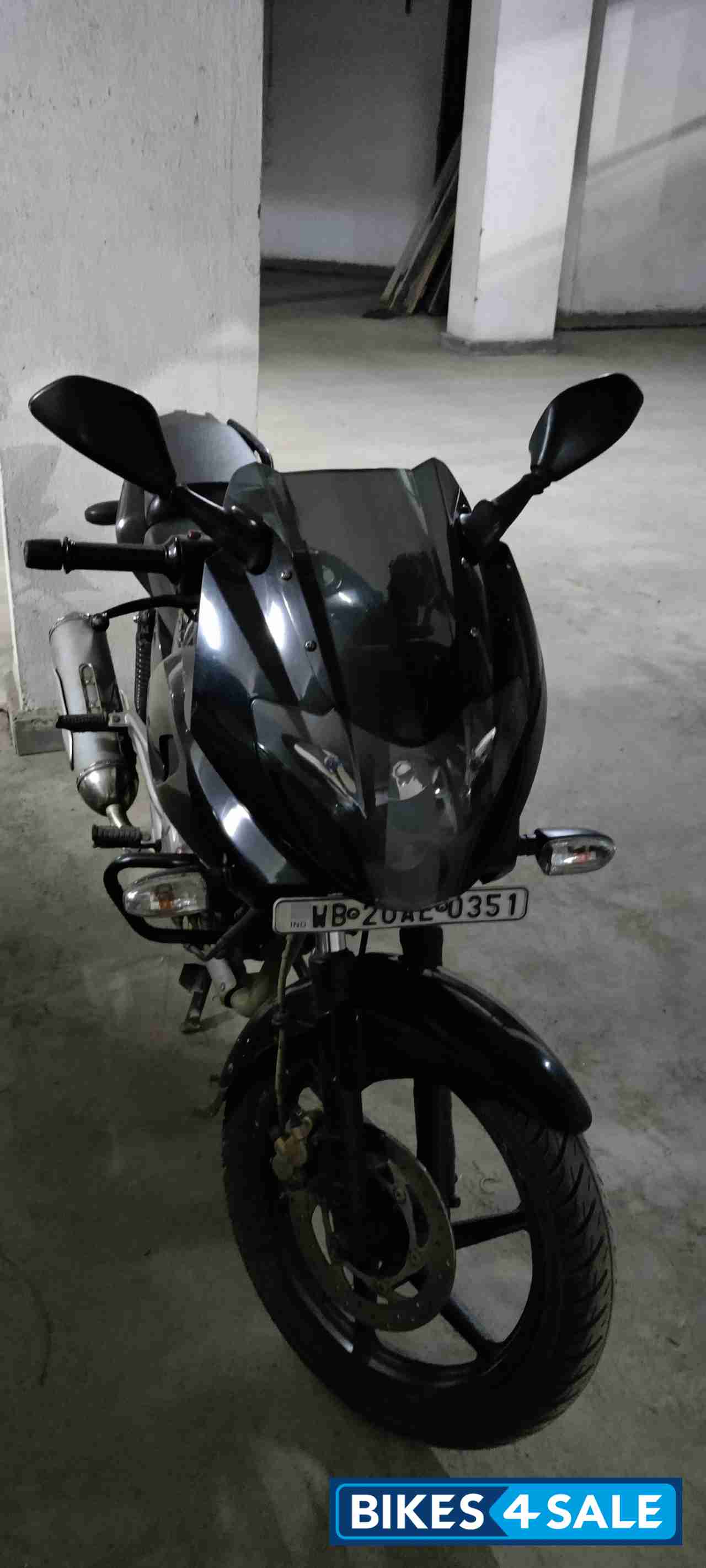 Black Bajaj Pulsar 220 DTSFi