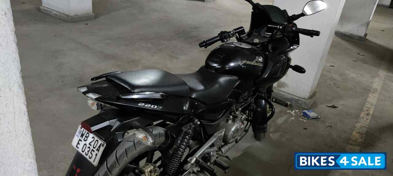 Black Bajaj Pulsar 220 DTSFi