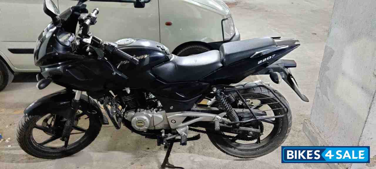 Black Bajaj Pulsar 220 DTSFi