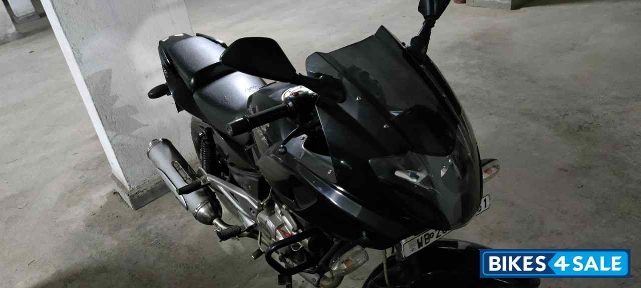 Black Bajaj Pulsar 220 DTSFi