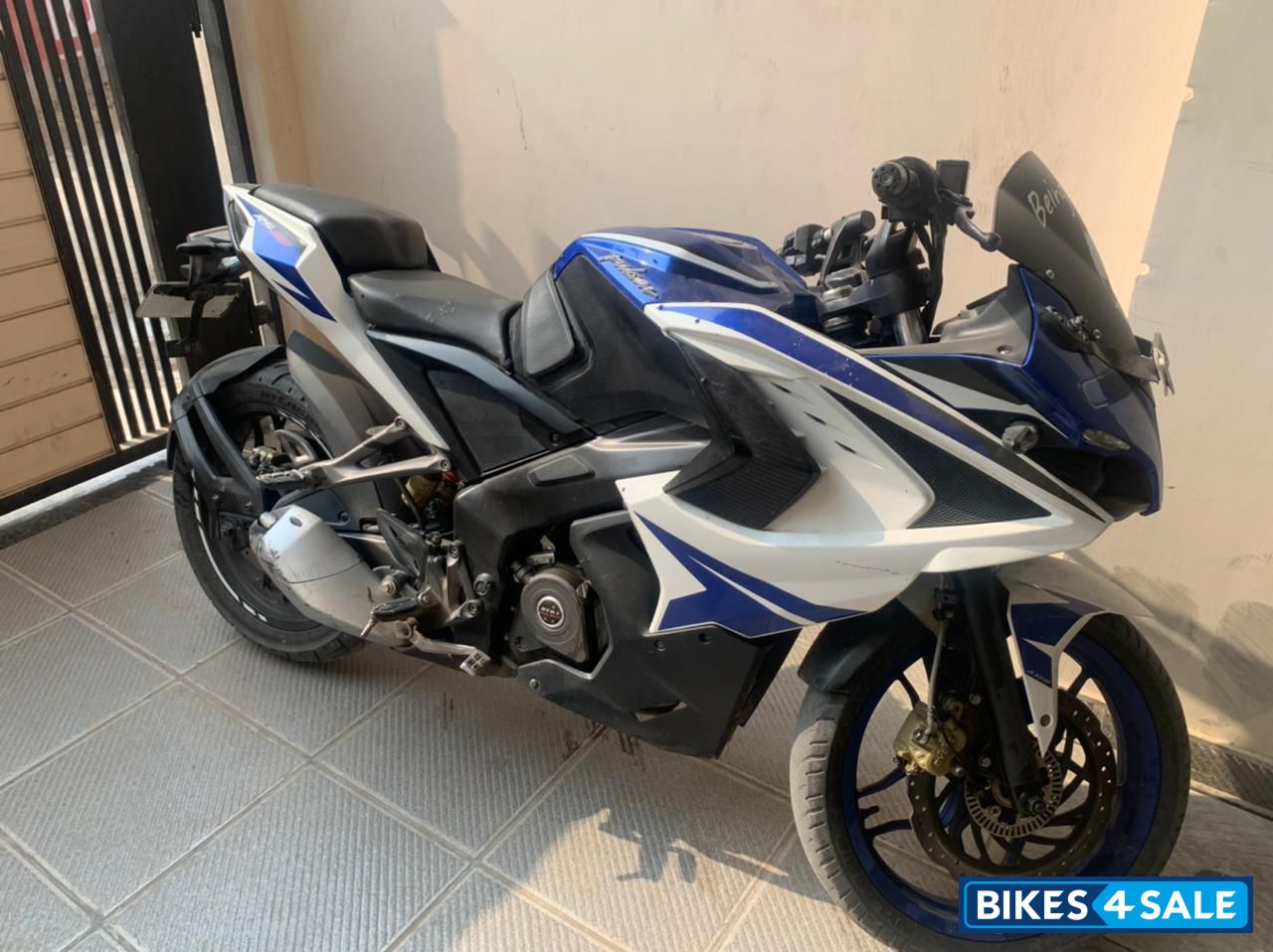 Bajaj Pulsar RS 200 ABS