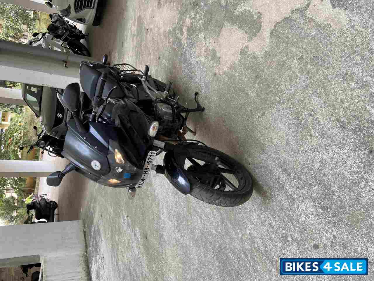 Black Bajaj Pulsar 220F