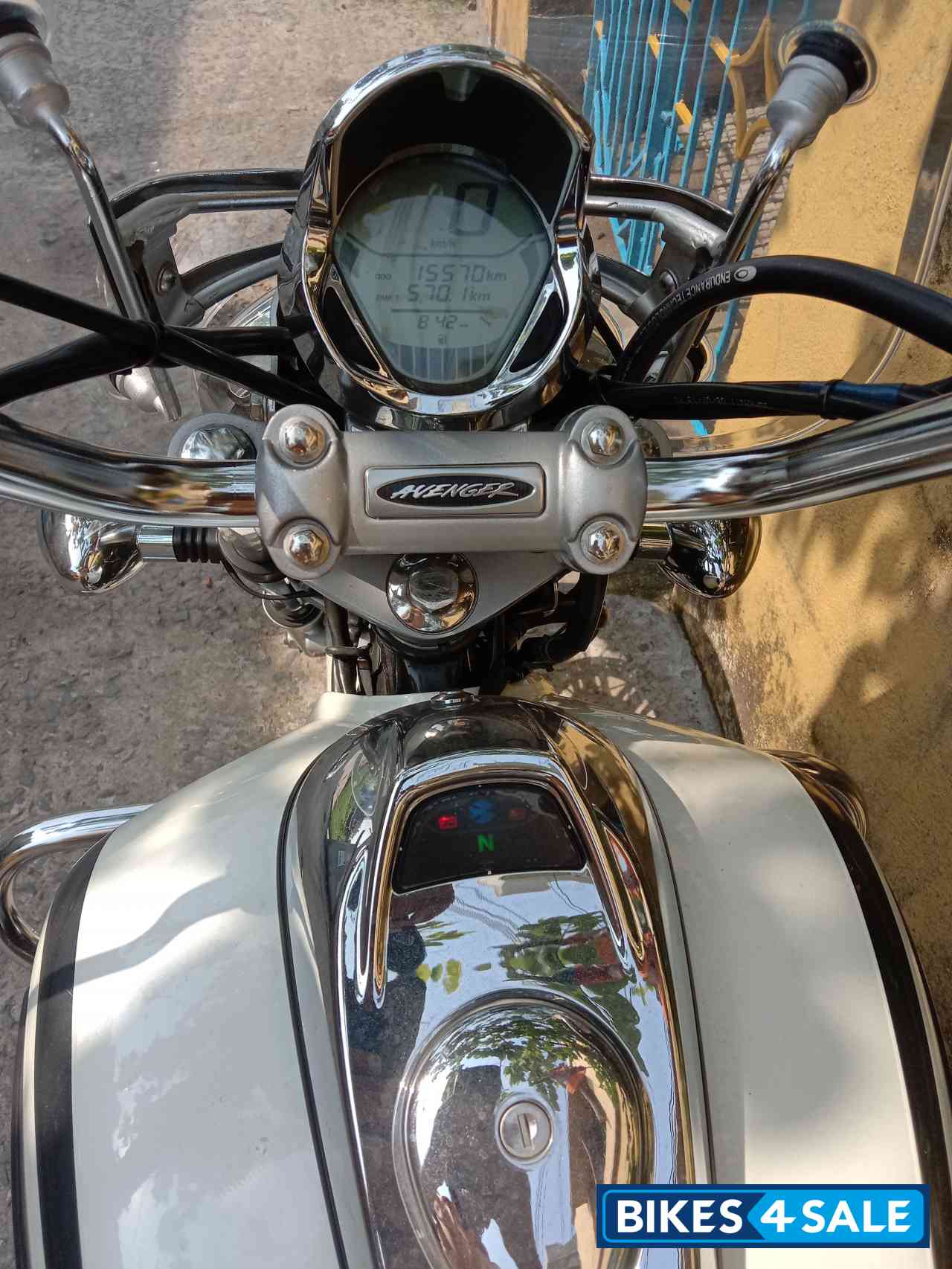 White Bajaj Avenger Cruise 220