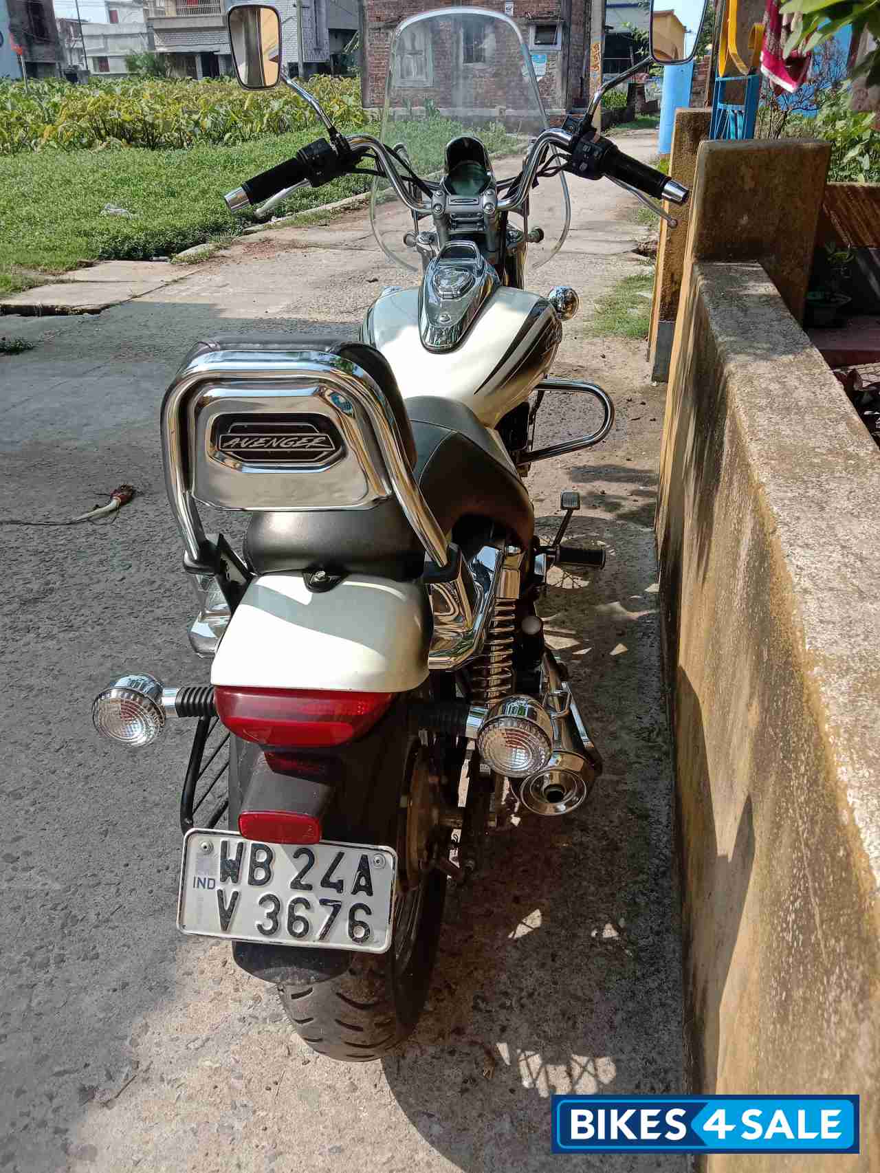 White Bajaj Avenger Cruise 220
