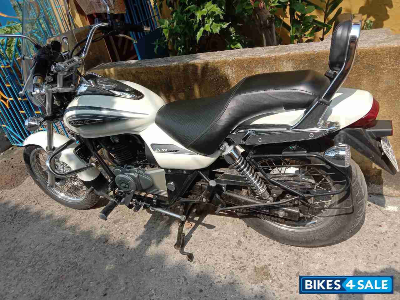 White Bajaj Avenger Cruise 220