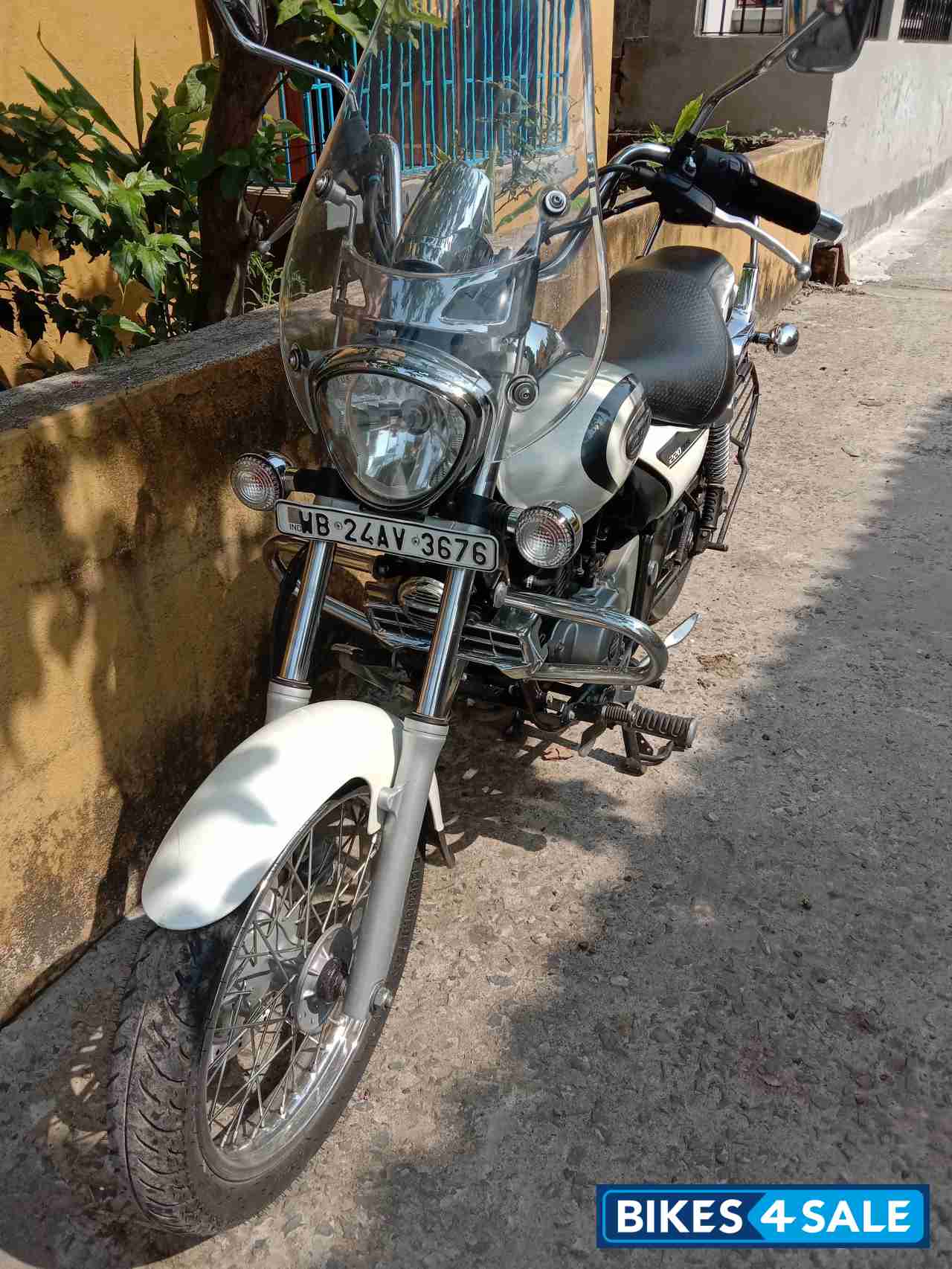 White Bajaj Avenger Cruise 220