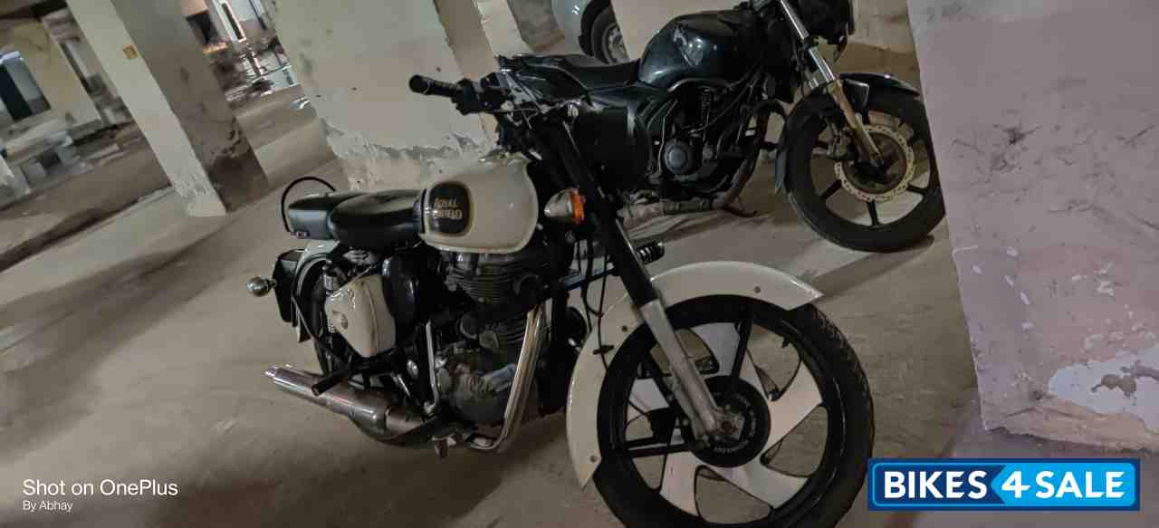 White Royal Enfield Classic 350