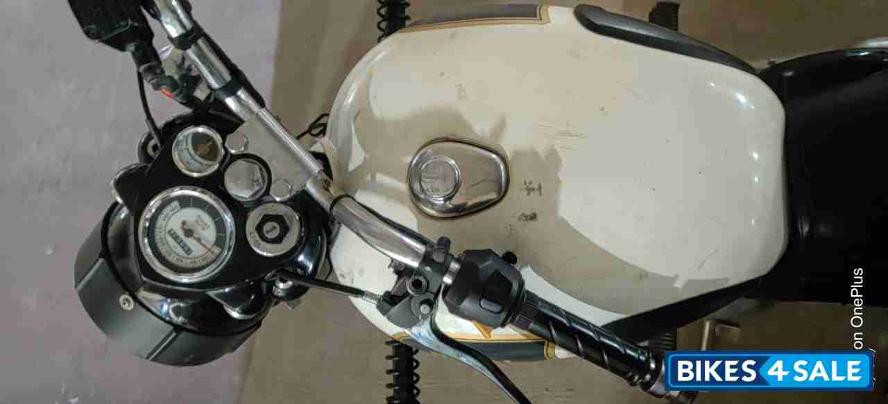 White Royal Enfield Classic 350