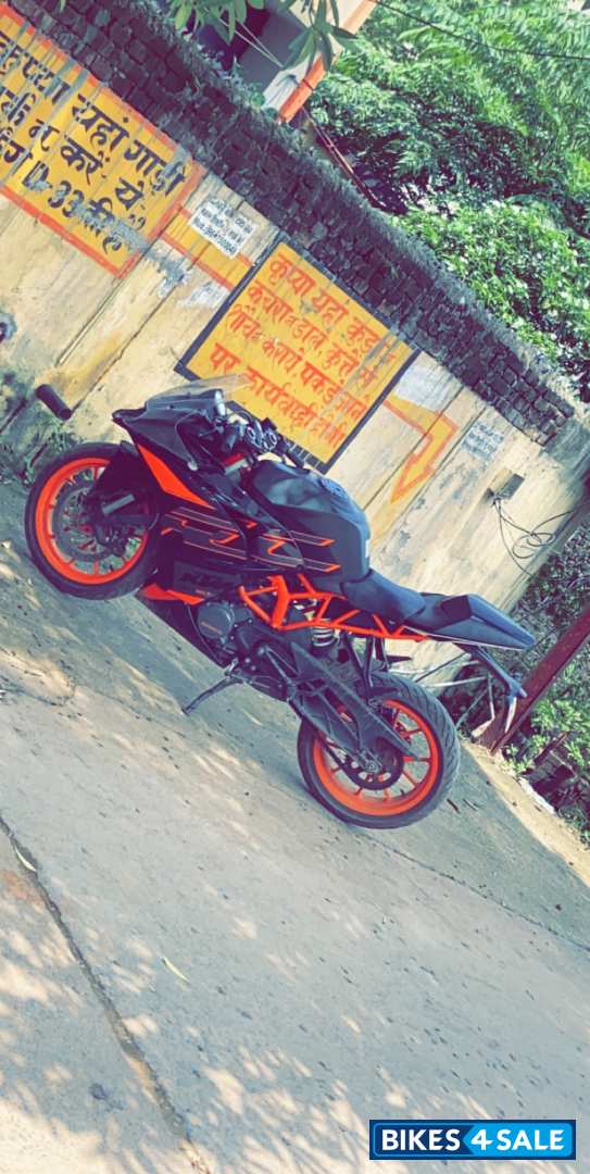 Black KTM RC 200