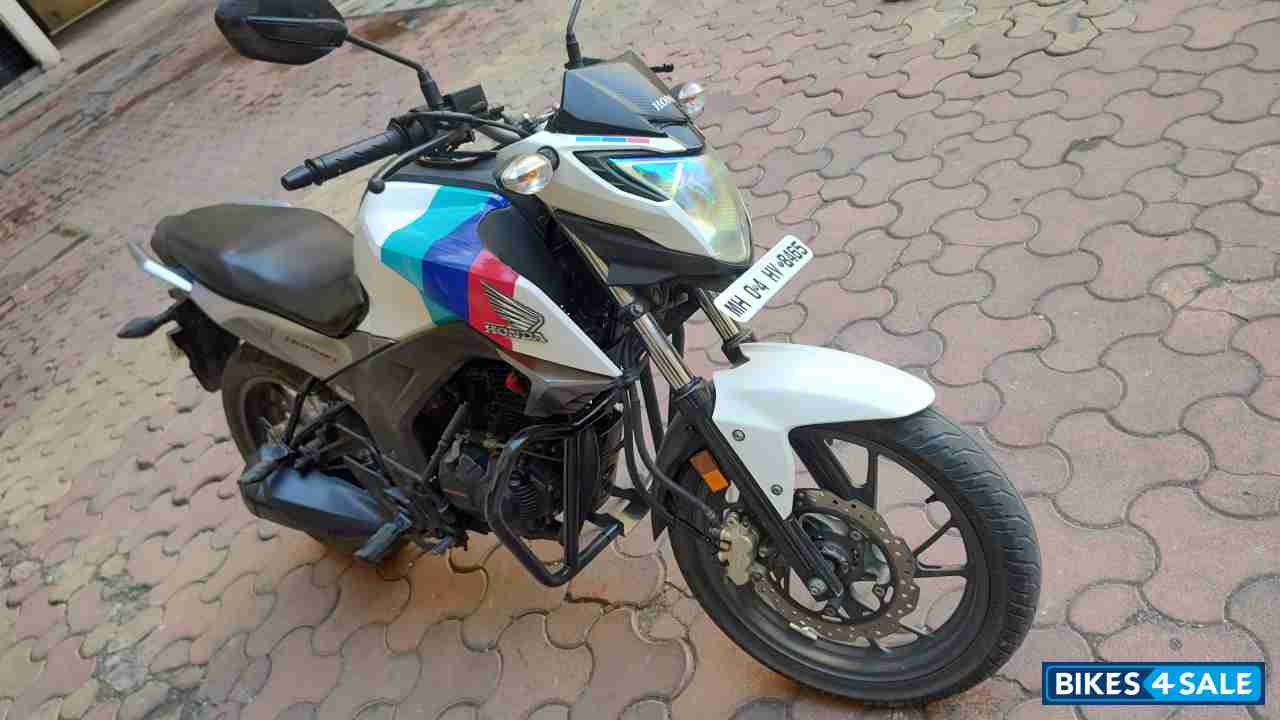 White Honda CB Hornet 160R