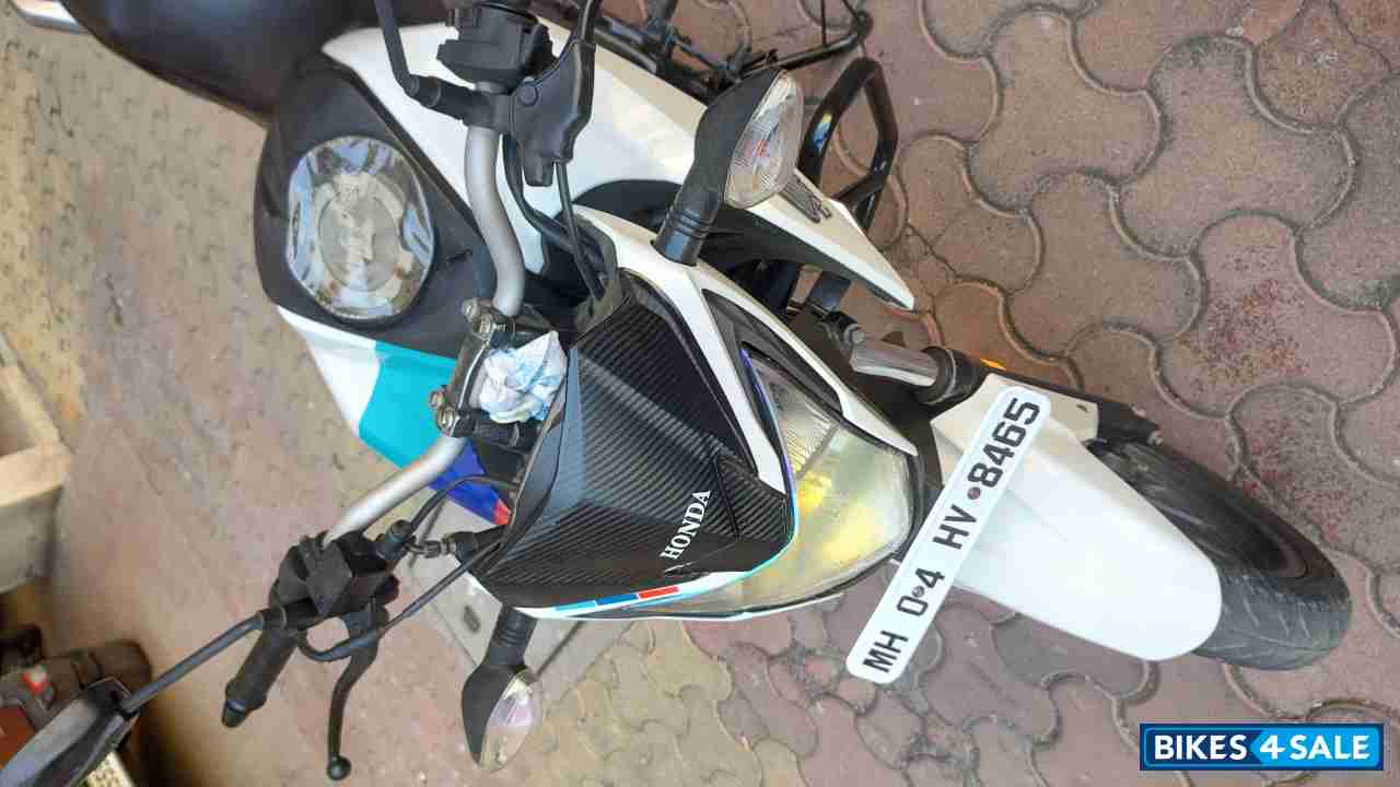 White Honda CB Hornet 160R