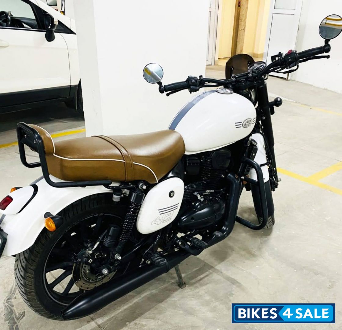 Jawa 42 Dual Channel ABS Sirius White