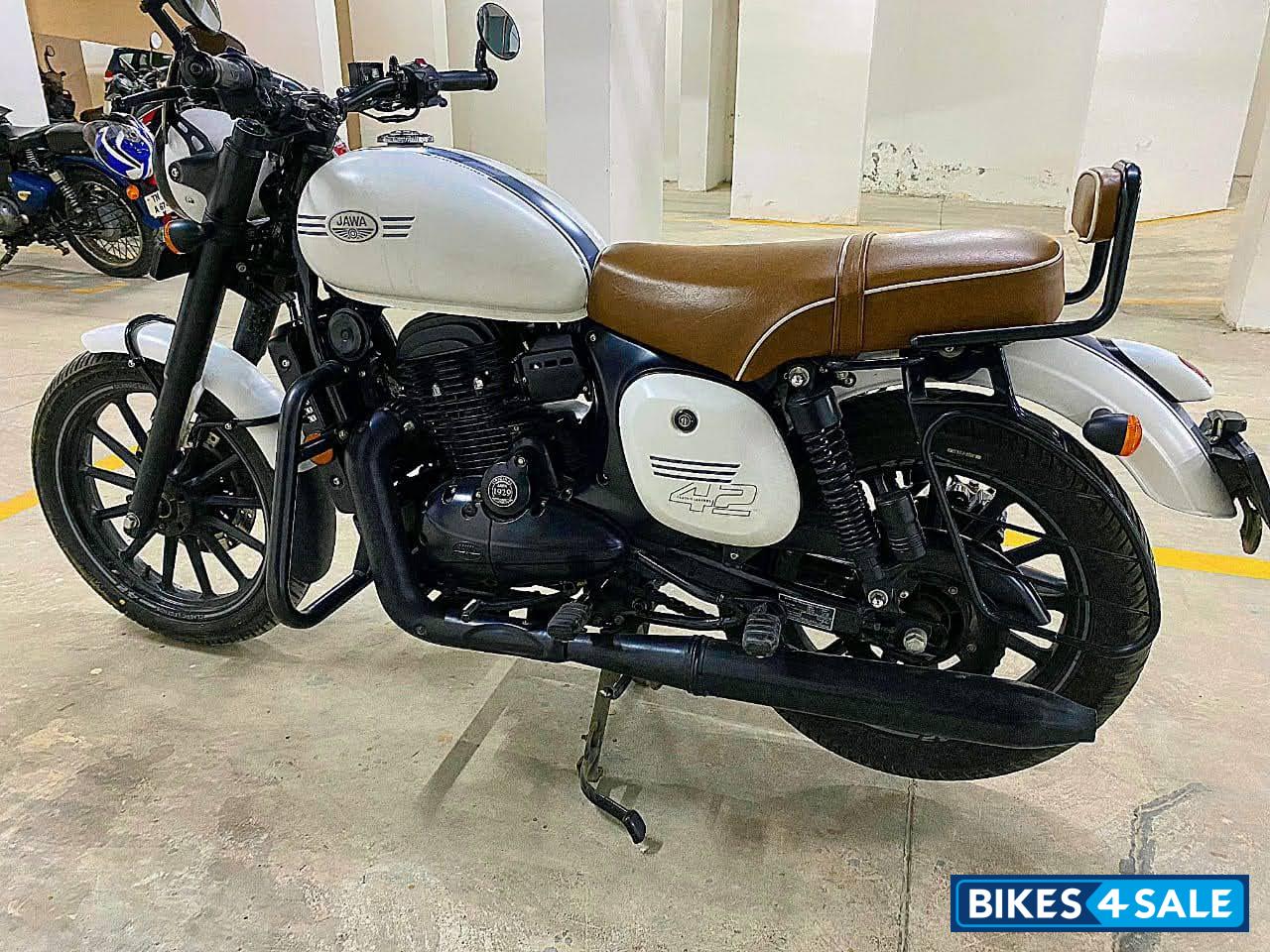 Jawa 42 Dual Channel ABS Sirius White