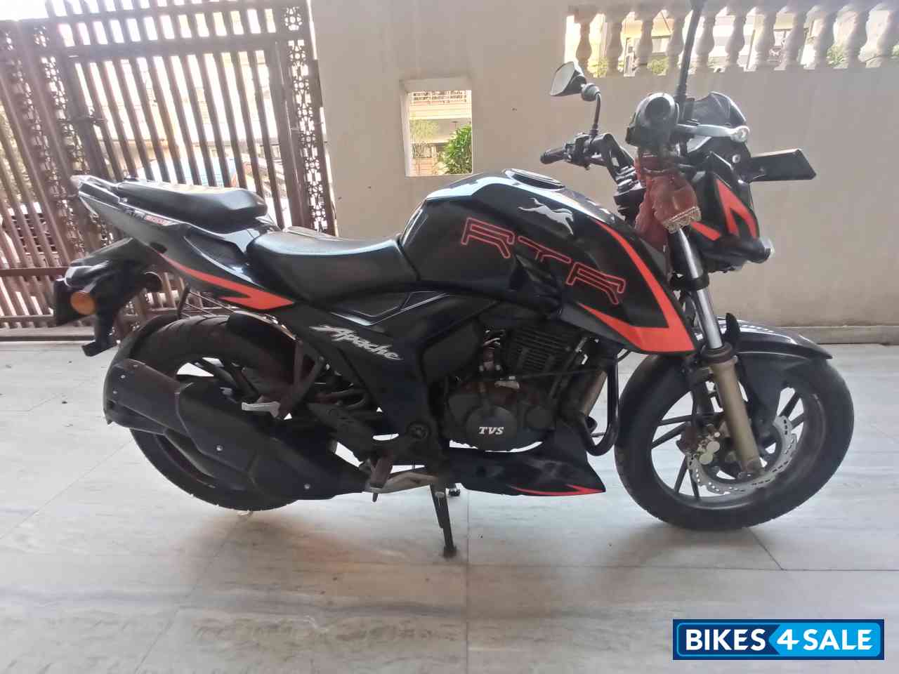 Black TVS Apache RTR 200 4V Race Edition 2.0