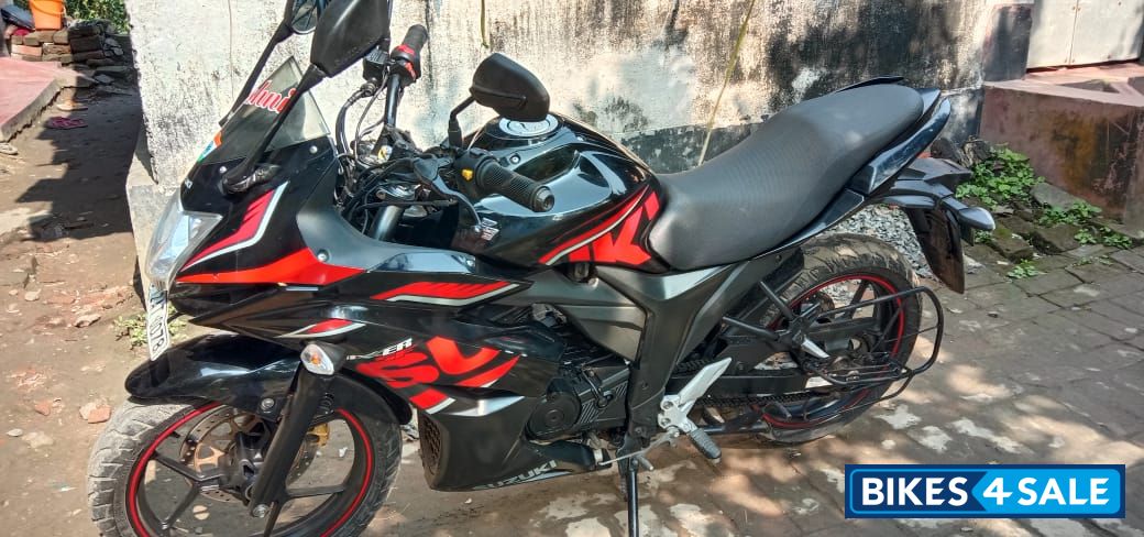 Black Suzuki Gixxer SF