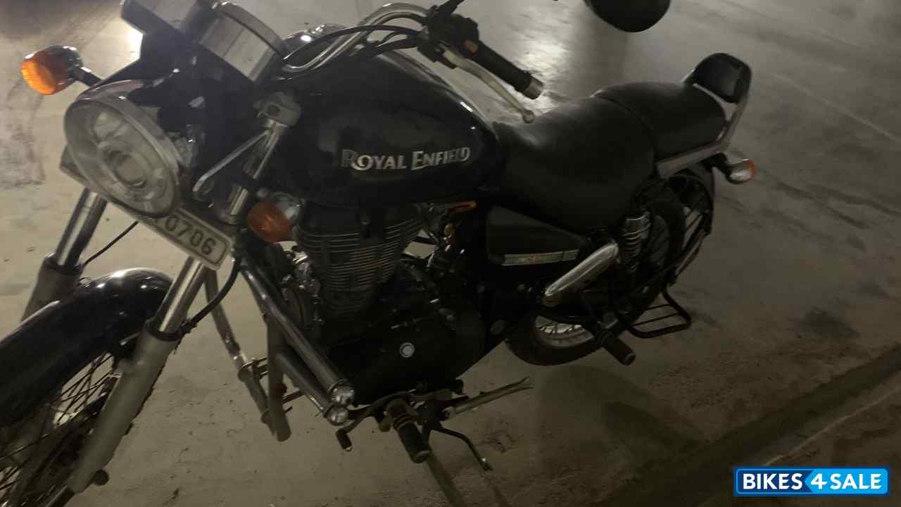 Black Royal Enfield Thunderbird 350