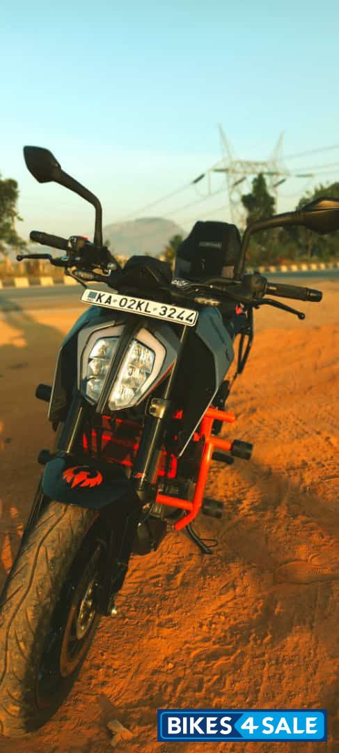 Silver KTM Duke 250 2020