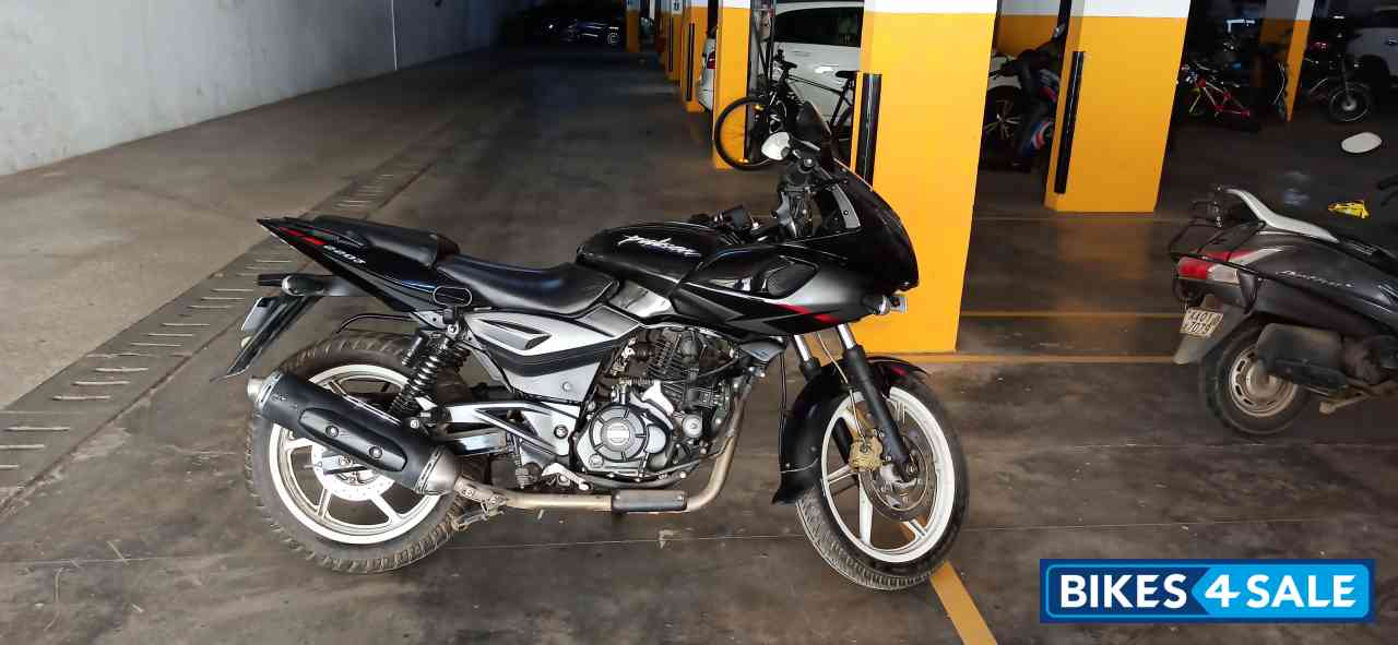 Black Bajaj Pulsar 220 DTSi