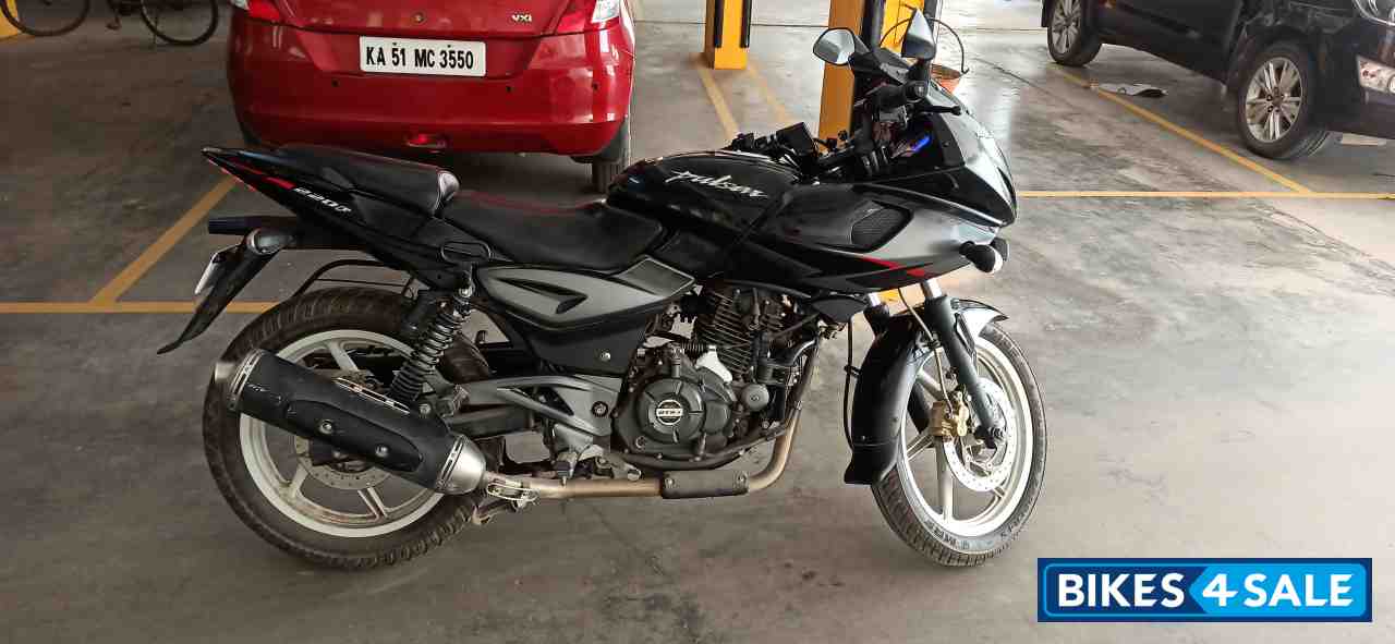 Black Bajaj Pulsar 220 DTSi Black Bajaj Pulsar 220 DTSi