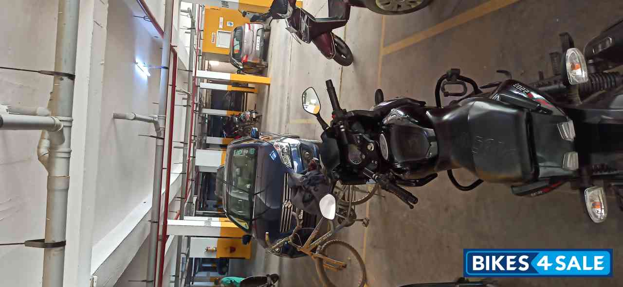 Black Bajaj Pulsar 220 DTSi Black Bajaj Pulsar 220 DTSi