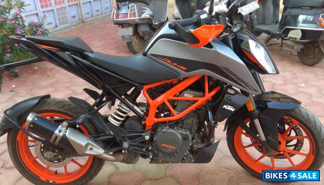 Silver Metalic KTM Duke 390 BS6