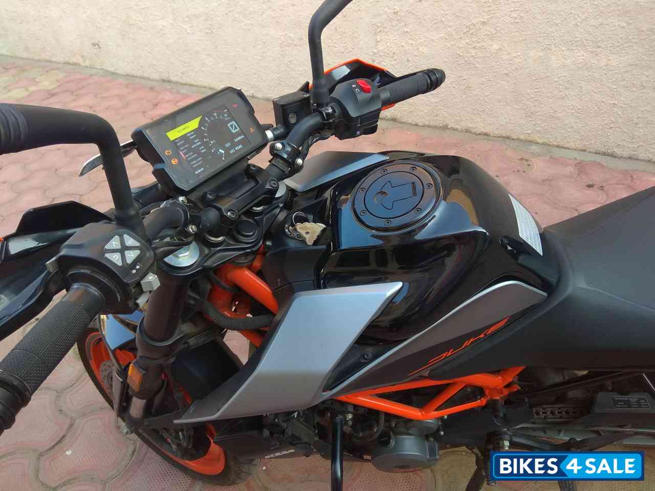 Silver Metalic KTM Duke 390 BS6