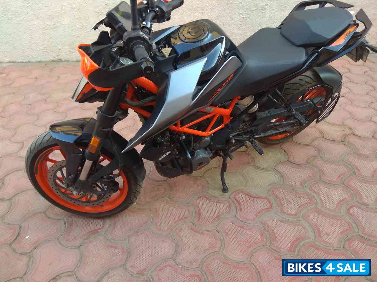 Silver Metalic KTM Duke 390 BS6