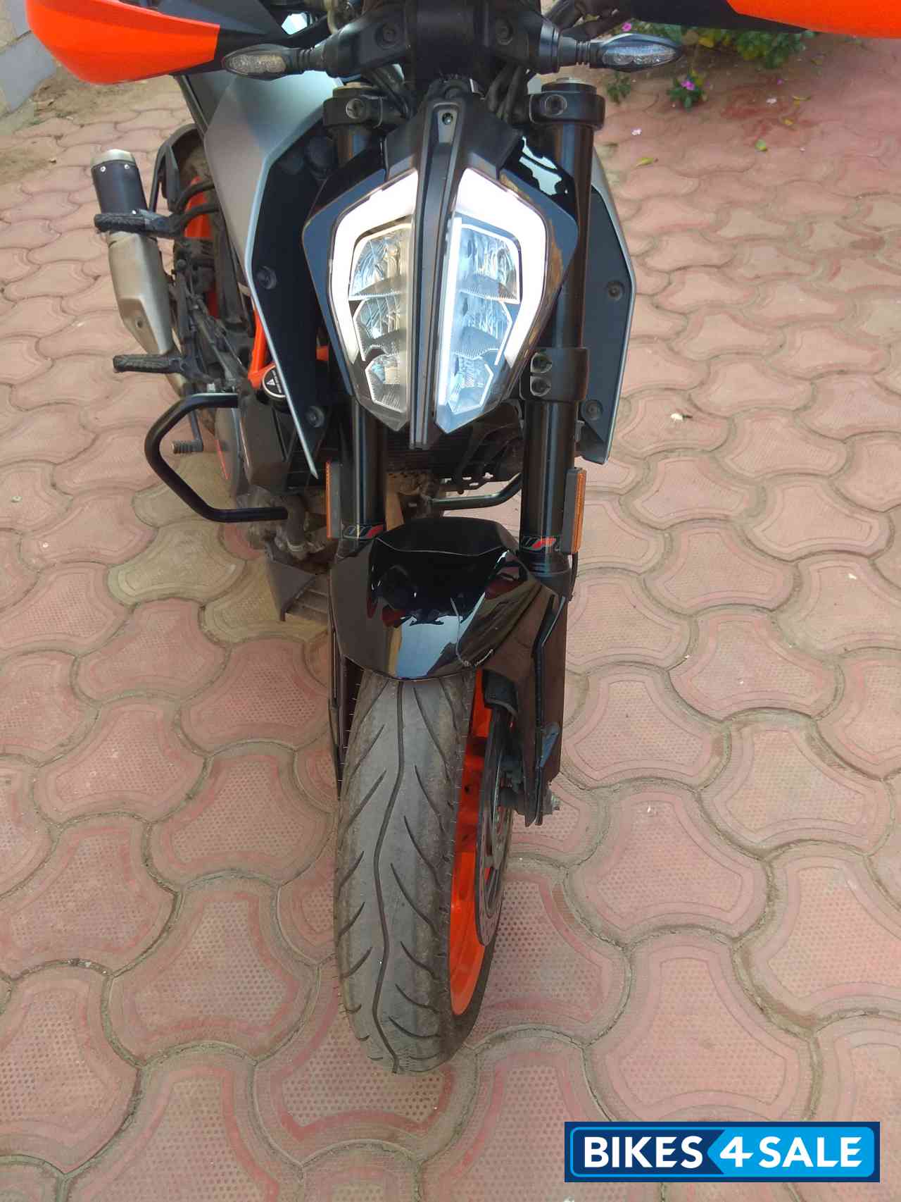 Silver Metalic KTM Duke 390 BS6