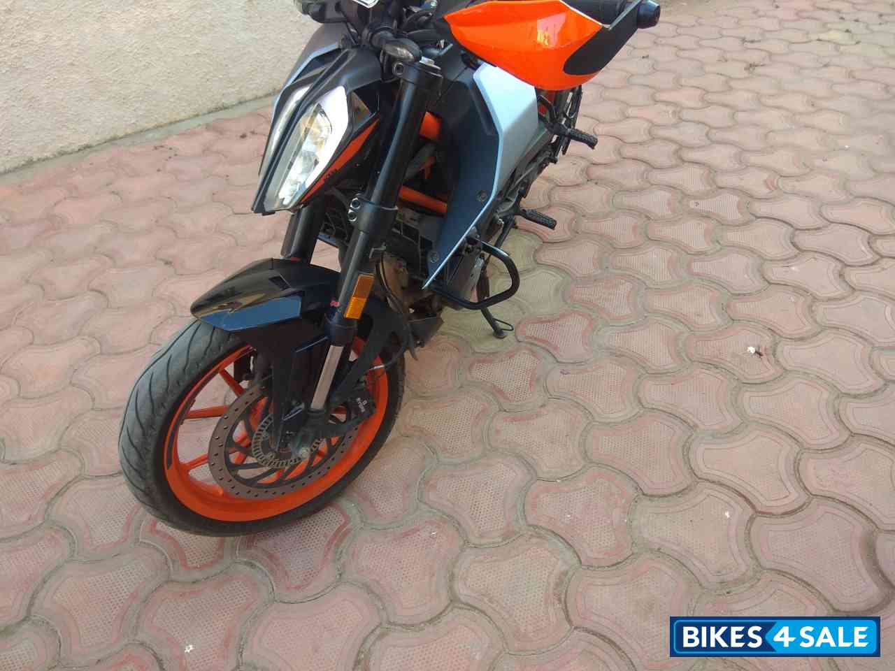 Silver Metalic KTM Duke 390 BS6