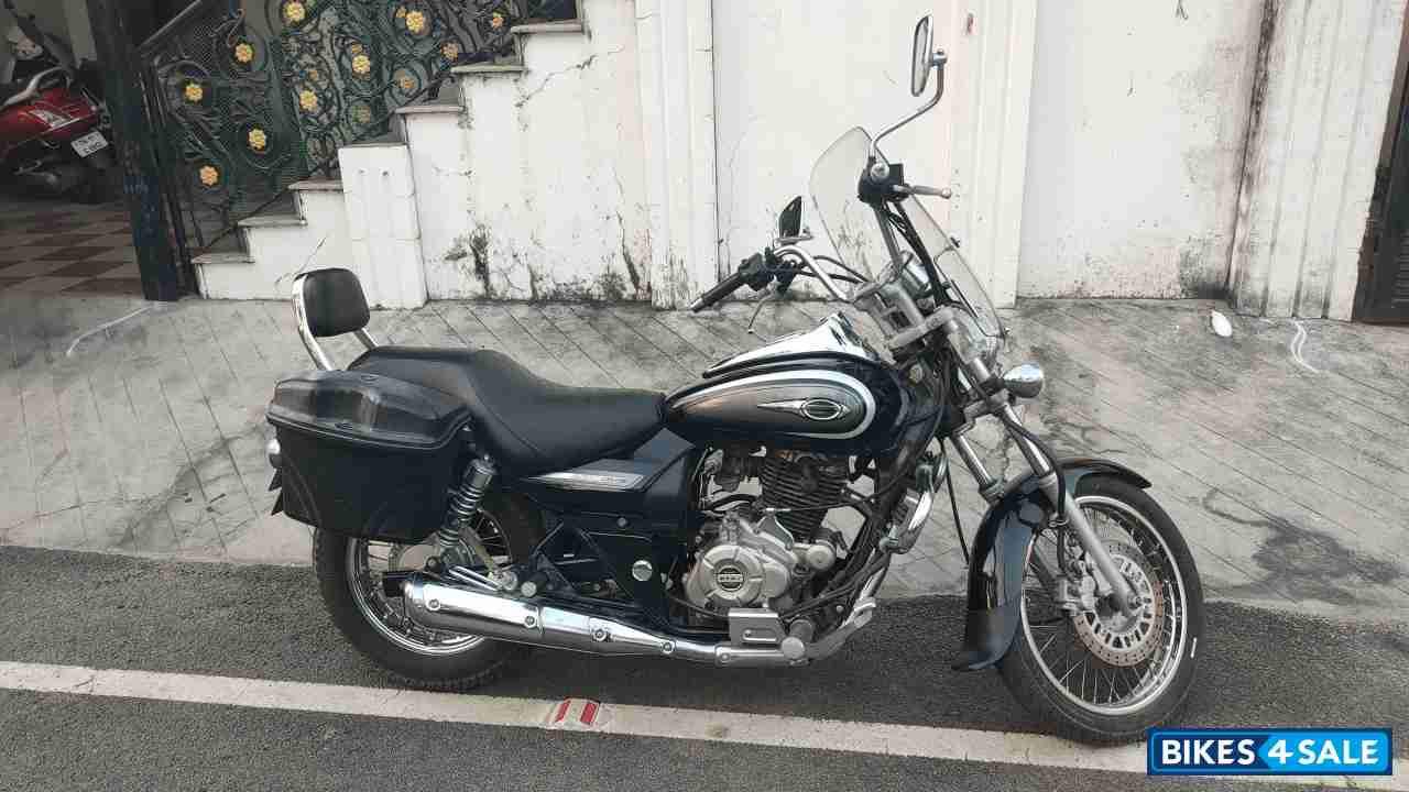 Black Bajaj Avenger Cruise 220
