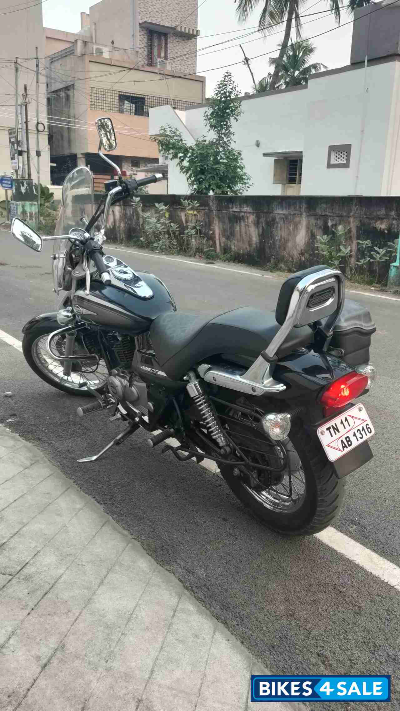 Black Bajaj Avenger Cruise 220
