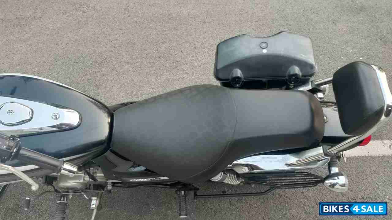 Black Bajaj Avenger Cruise 220