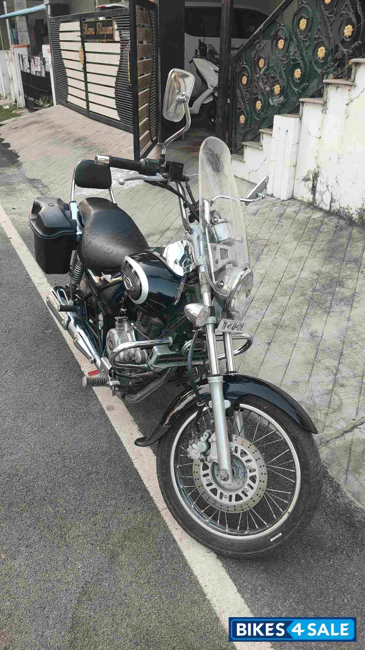 Black Bajaj Avenger Cruise 220