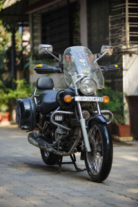 Black Bajaj Avenger 220 DTS-i