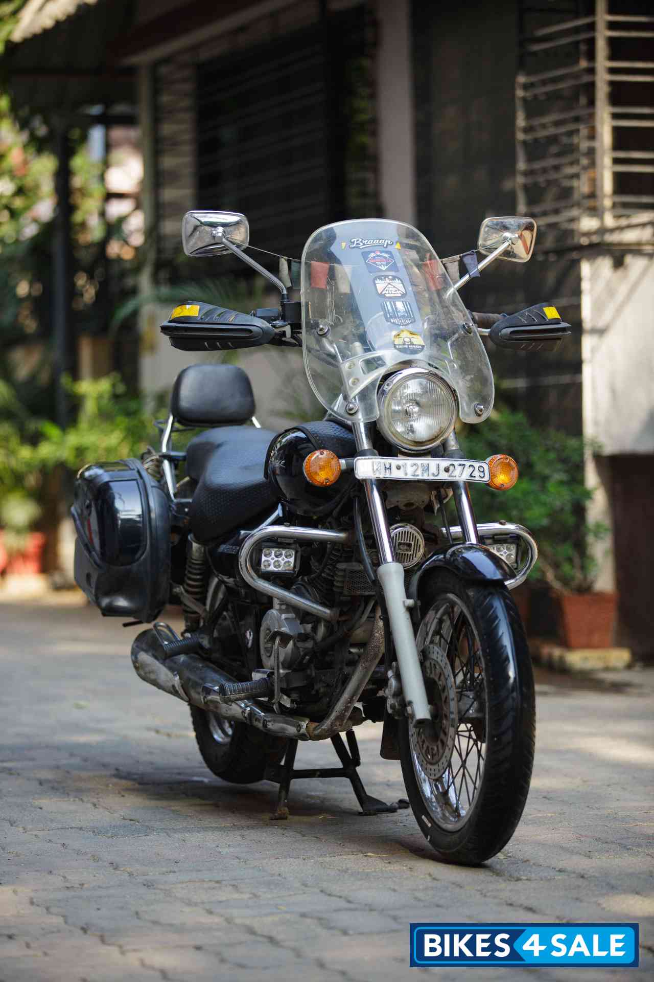 Black Bajaj Avenger 220 DTS-i