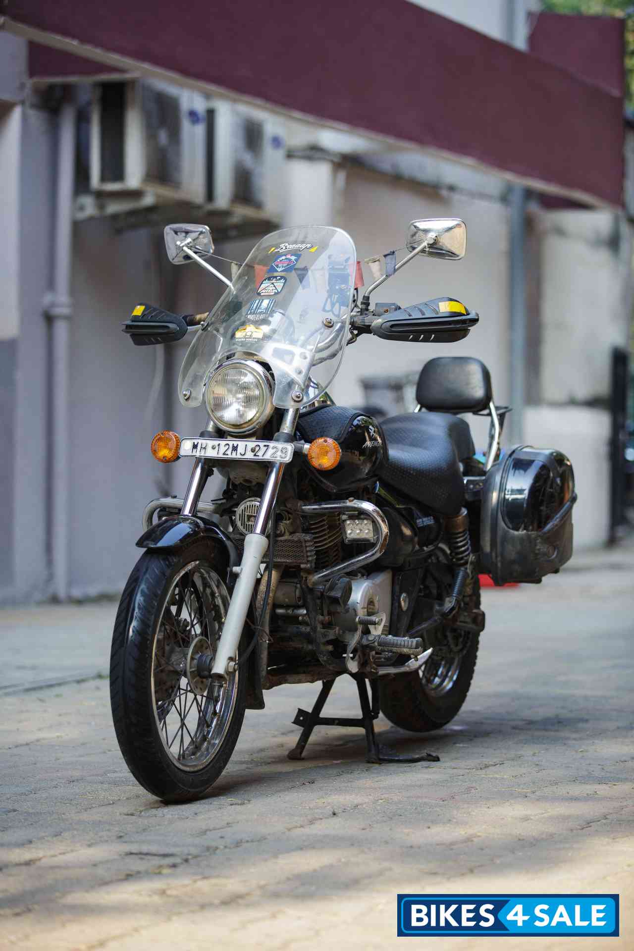 Black Bajaj Avenger 220 DTS-i