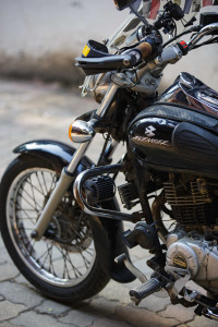 Black Bajaj Avenger 220 DTS-i