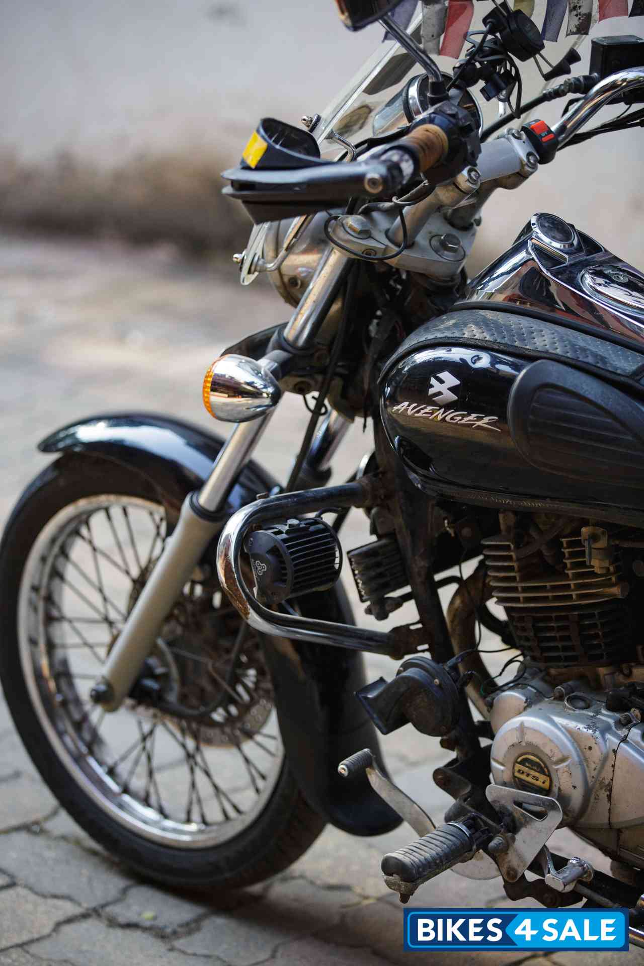 Black Bajaj Avenger 220 DTS-i