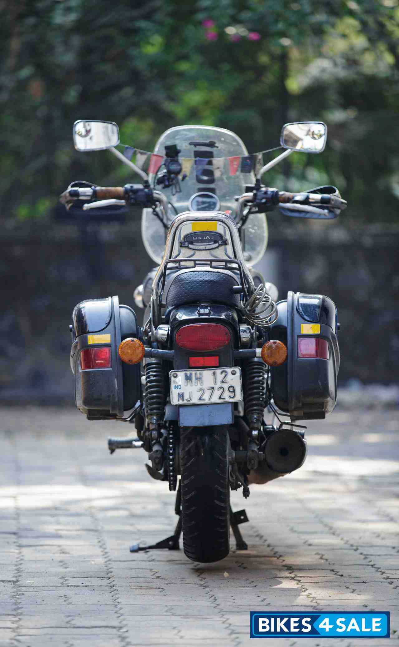 Black Bajaj Avenger 220 DTS-i