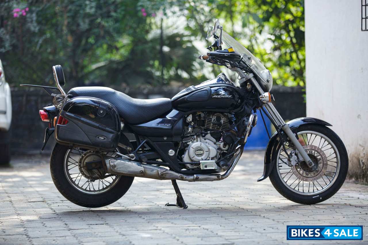 Black Bajaj Avenger 220 DTS-i
