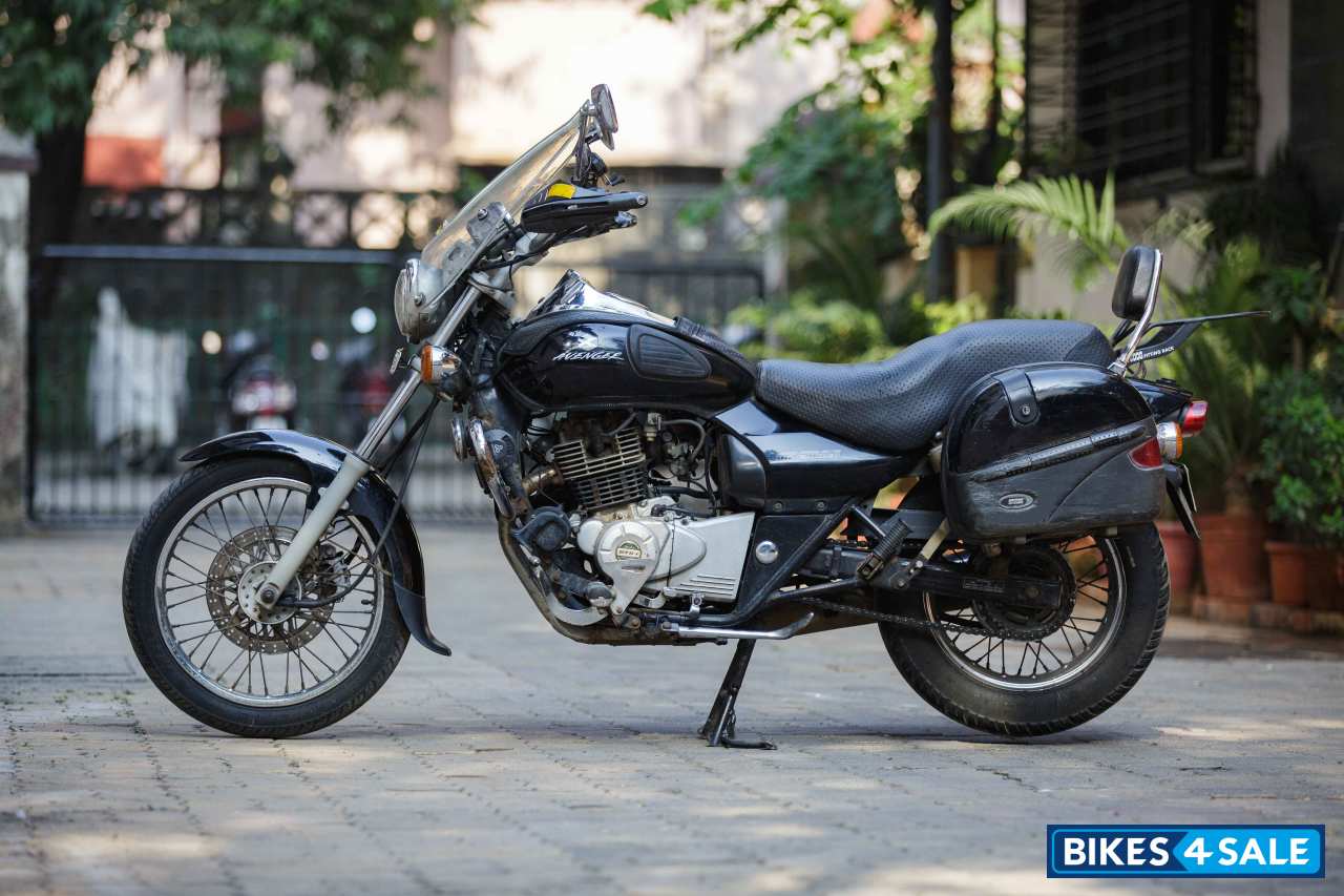 Black Bajaj Avenger 220 DTS-i