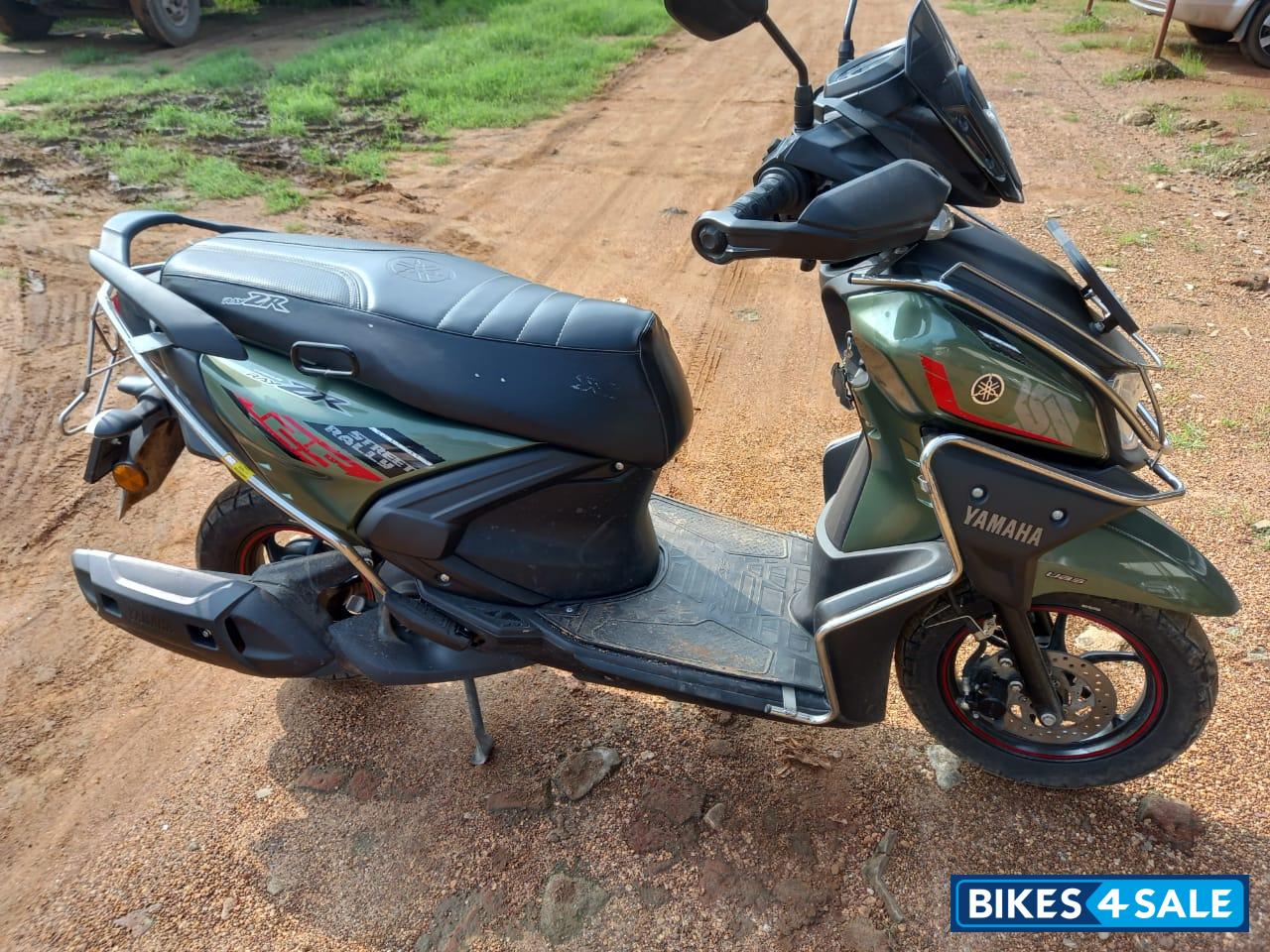 Sparkle Grey Yamaha RayZR Street Rally 125 Fi Hybrid